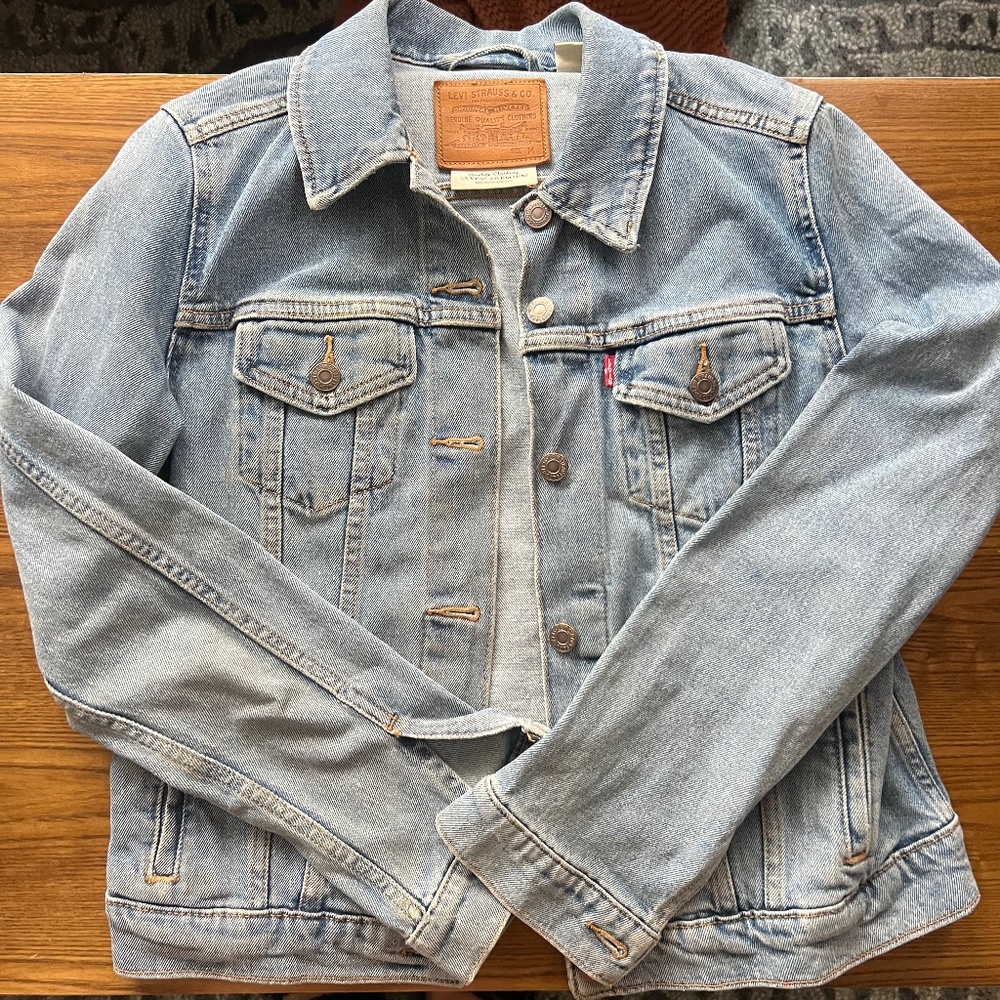 Levi’s Fitted Jean Jacket- Medium